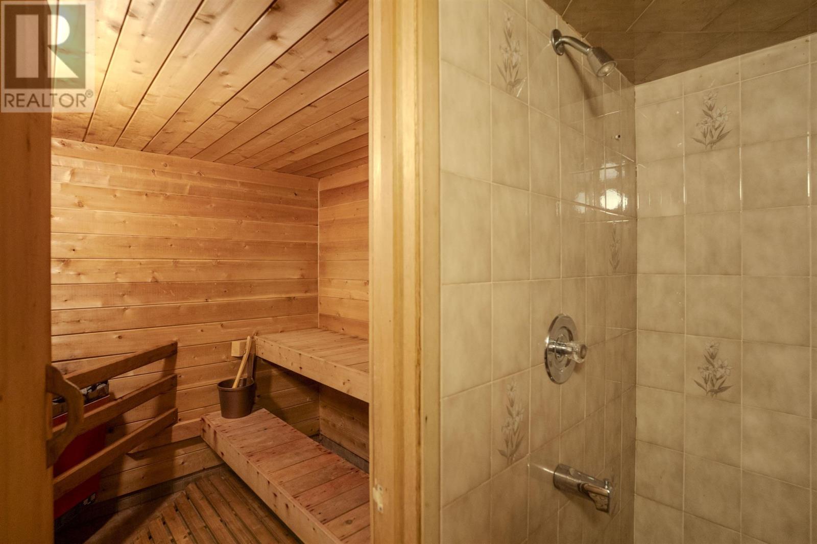 Photo 17 of 164 Iris Cres, Thunder Bay ON