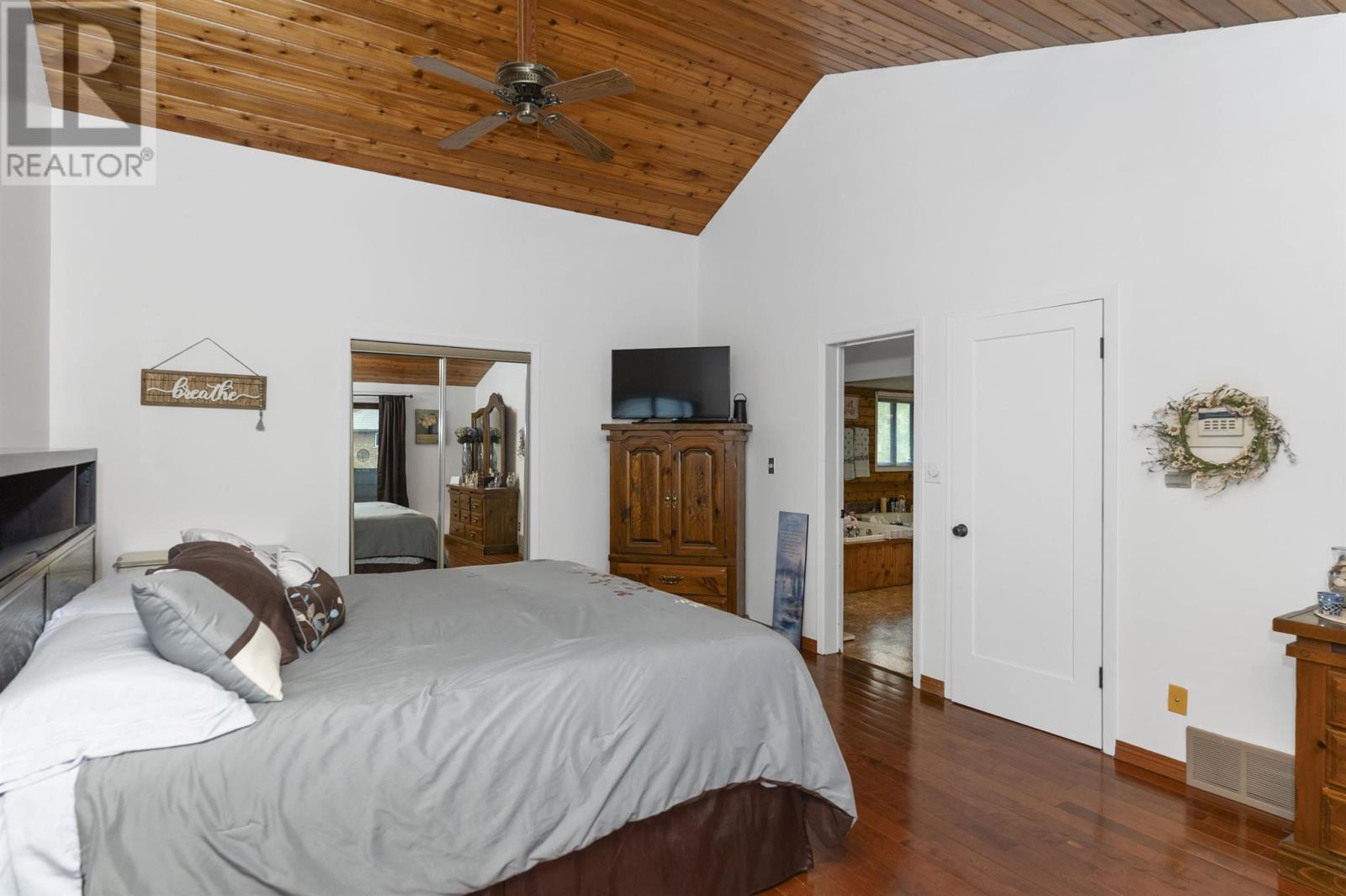 Photo 27 of 164 Iris Cres, Thunder Bay ON