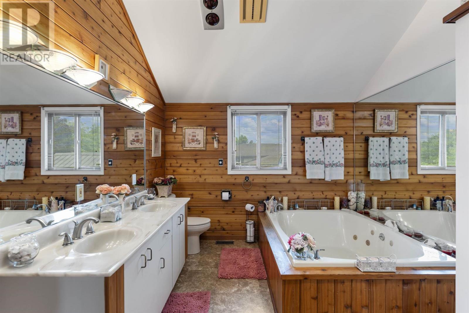 Photo 2 of 164 Iris Cres, Thunder Bay ON