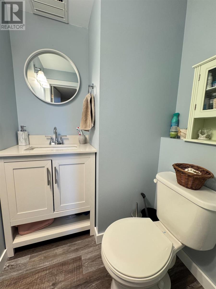Photo 11 of 164 Iris Cres, Thunder Bay ON