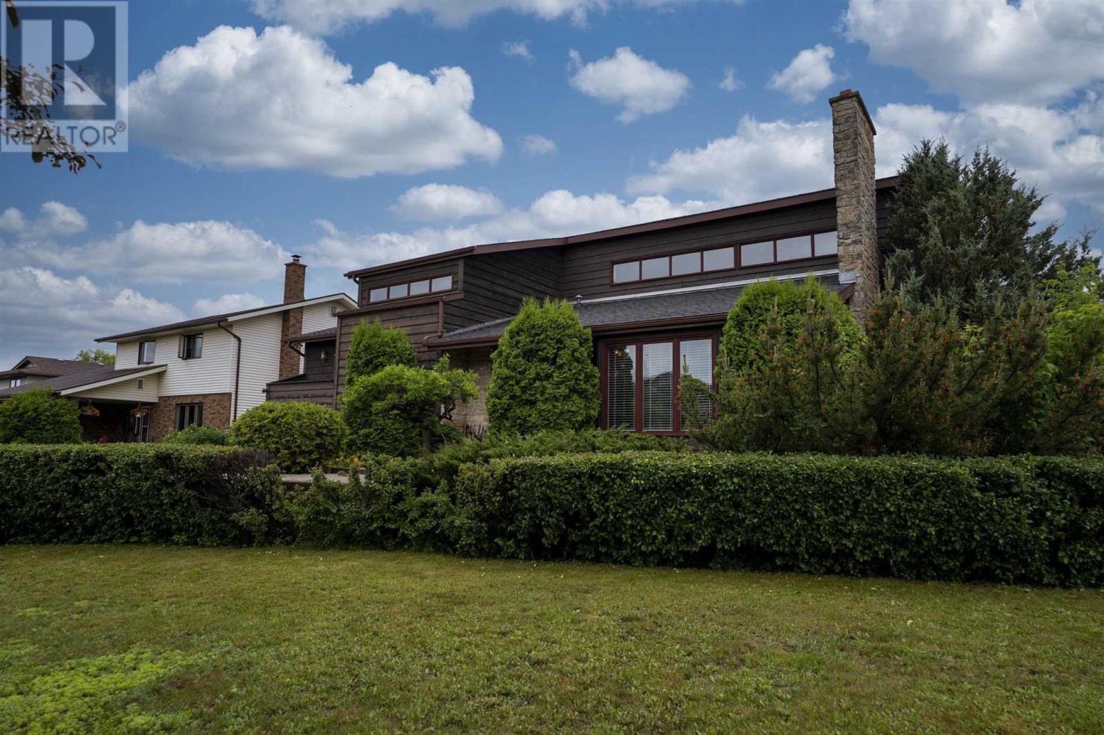 Photo 13 of 164 Iris Cres, Thunder Bay ON