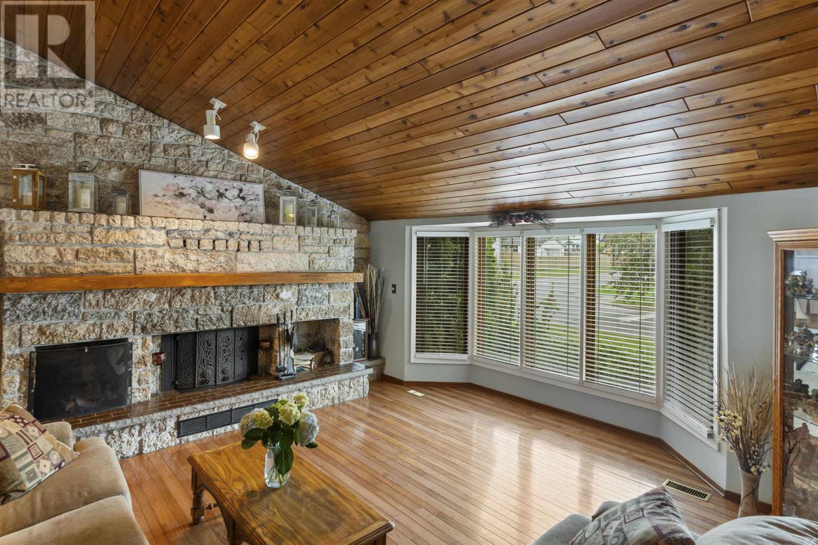 Photo 4 of 164 Iris Cres, Thunder Bay ON