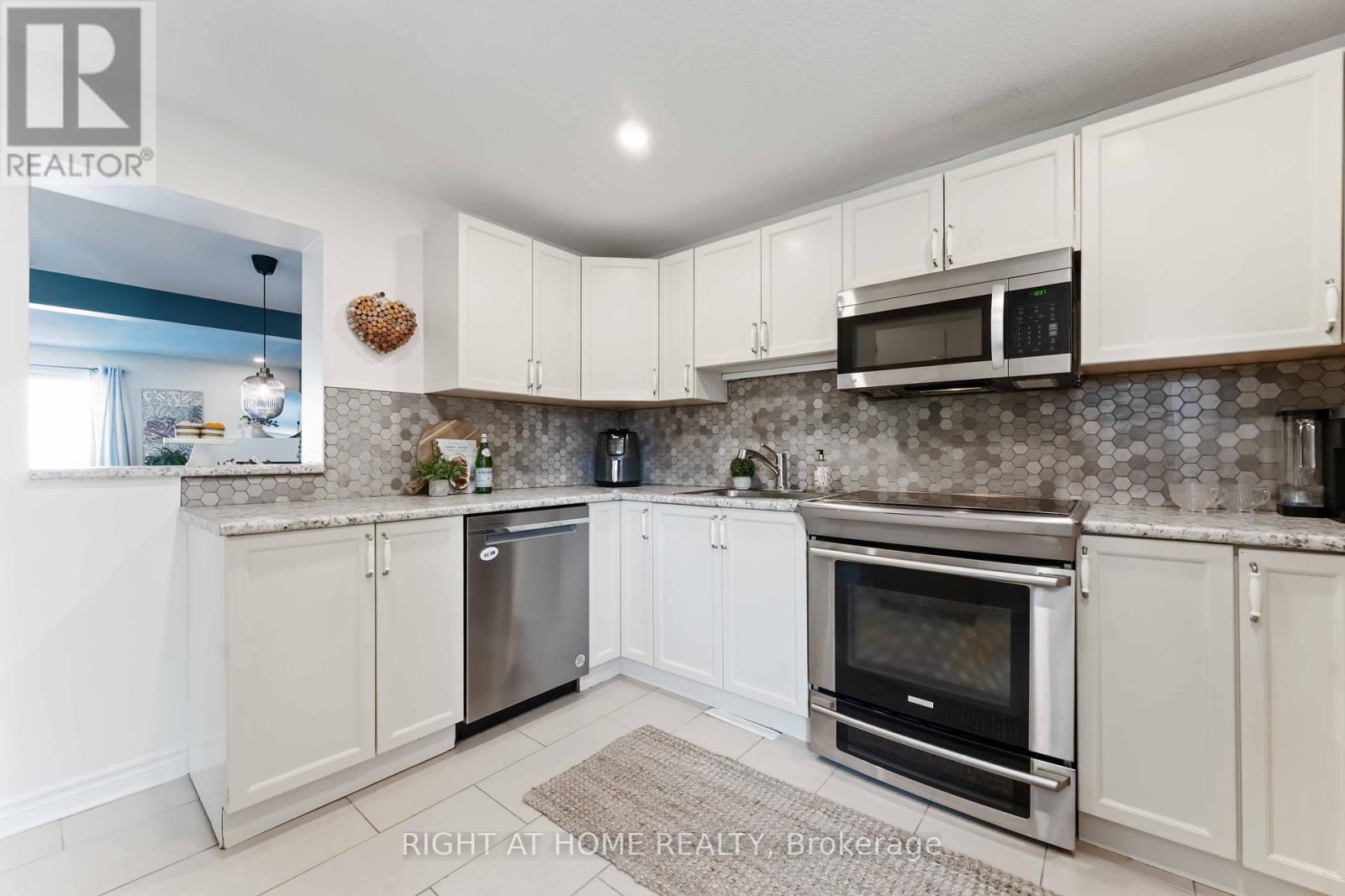 Photo 30 of 1 Berkshire Way, Ottawa ON