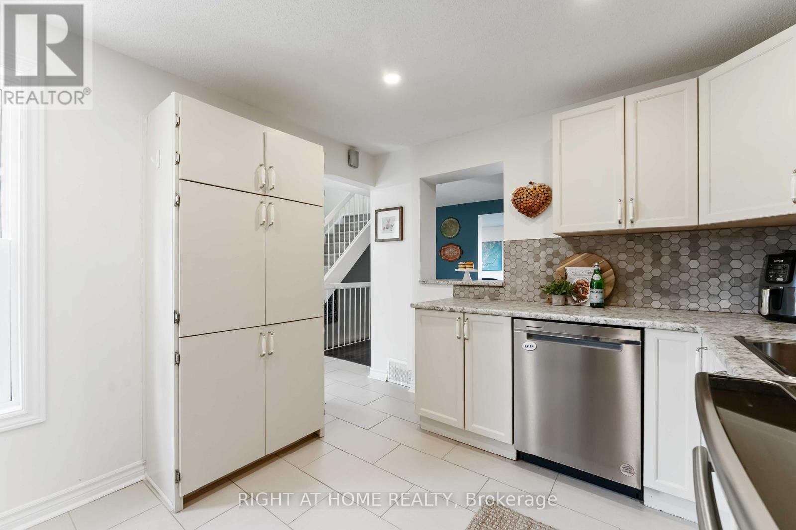 Photo 18 of 1 Berkshire Way, Ottawa ON