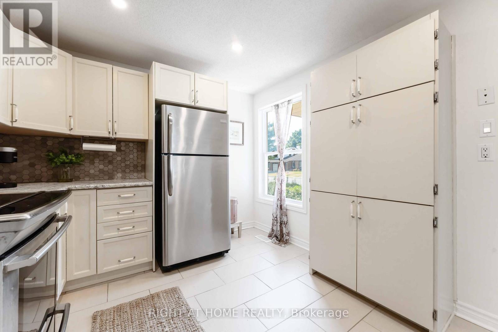Photo 39 of 1 Berkshire Way, Ottawa ON