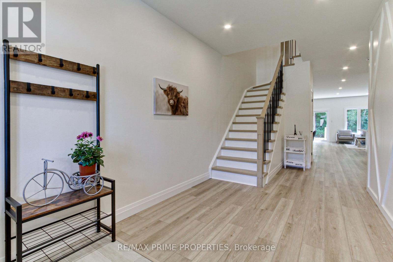 Photo 4 of 39 Scotia Road, Georgina ON