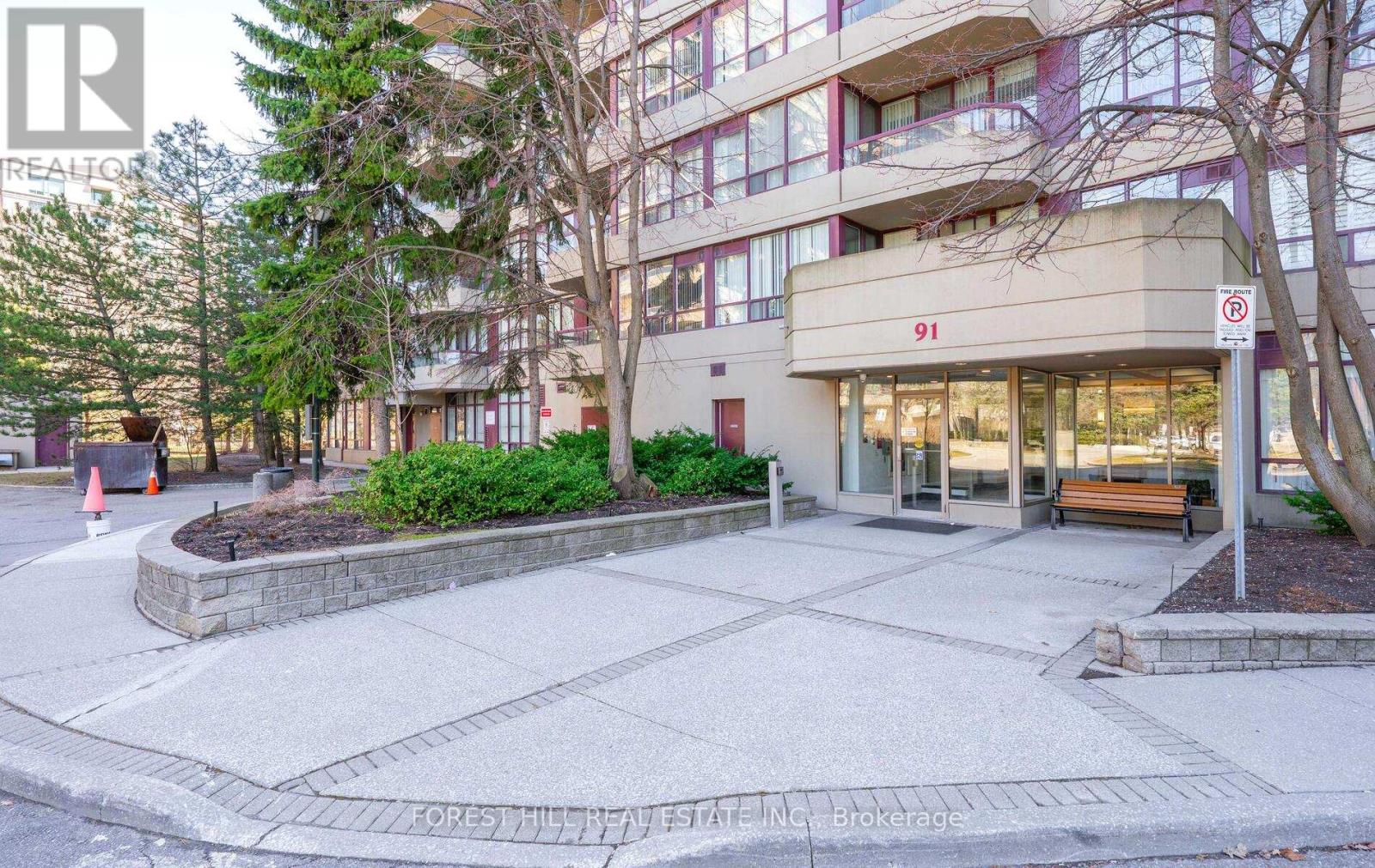 Photo 10 of 709 91 Townsgate Drive, Vaughan ON