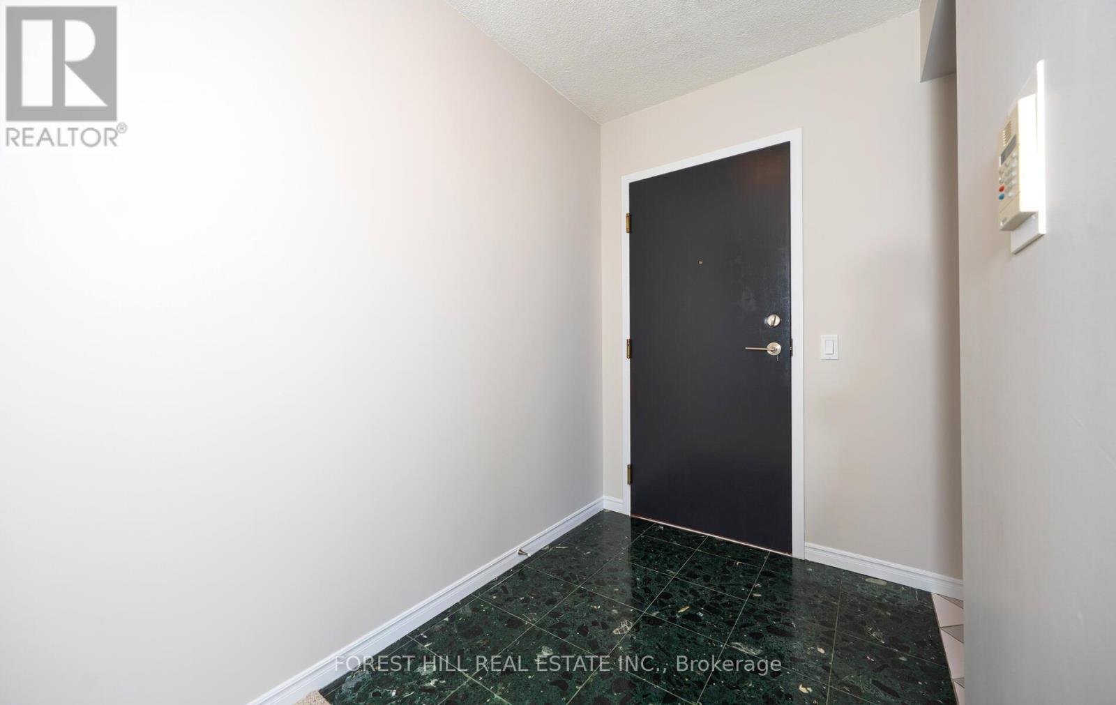 Photo 11 of 709 91 Townsgate Drive, Vaughan ON