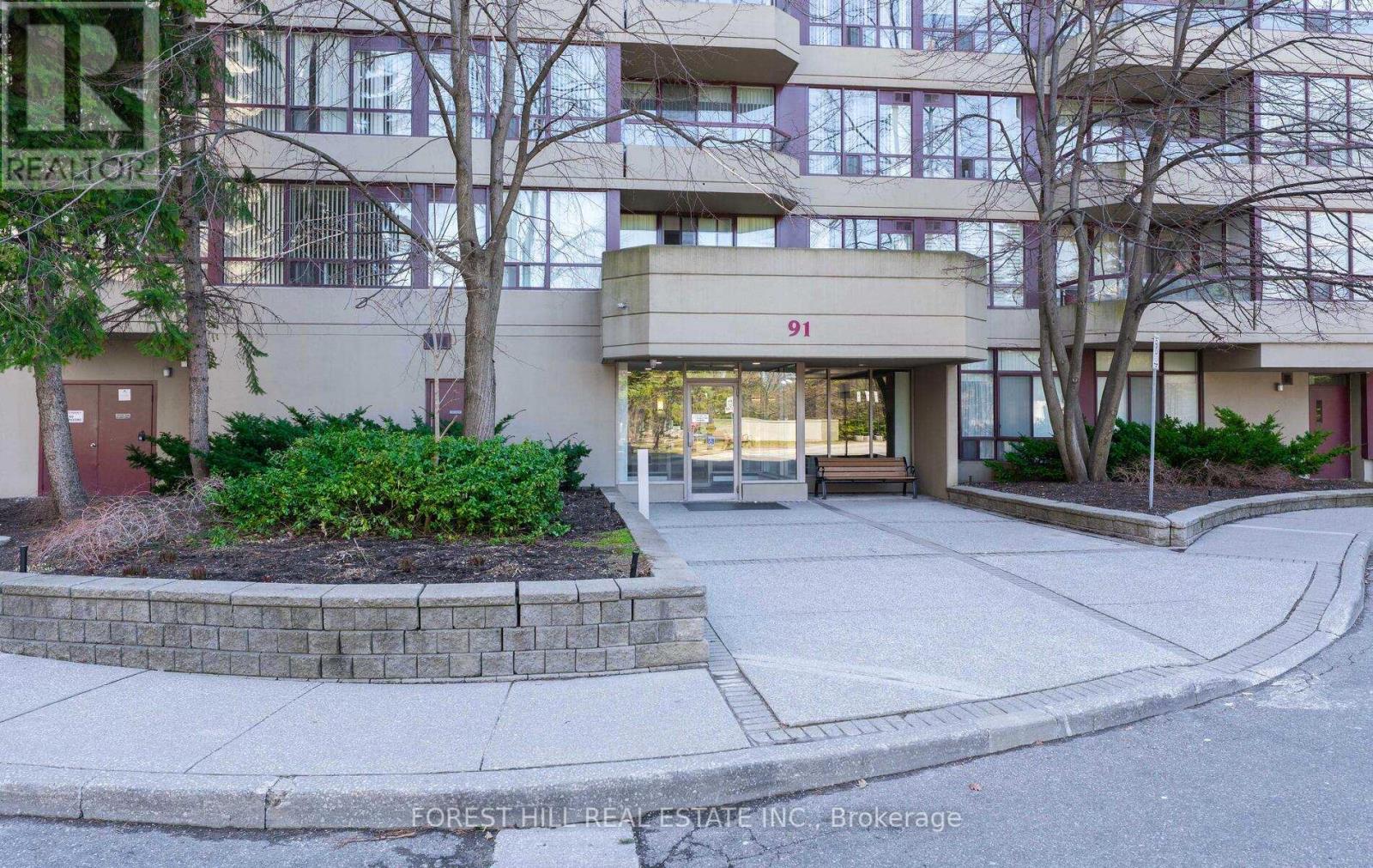 Photo 9 of 709 91 Townsgate Drive, Vaughan ON