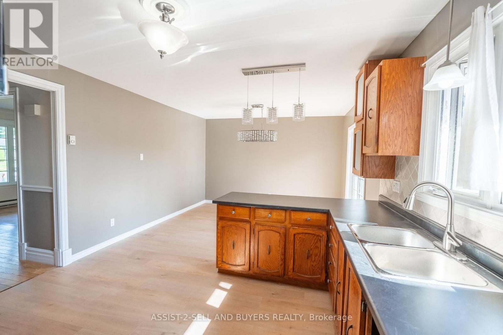 Photo 9 of 862 Dundee Avenue, Cornwall ON