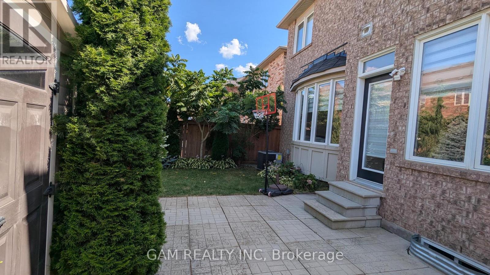 Photo 4 of 749 Scott Boulevard, Milton ON