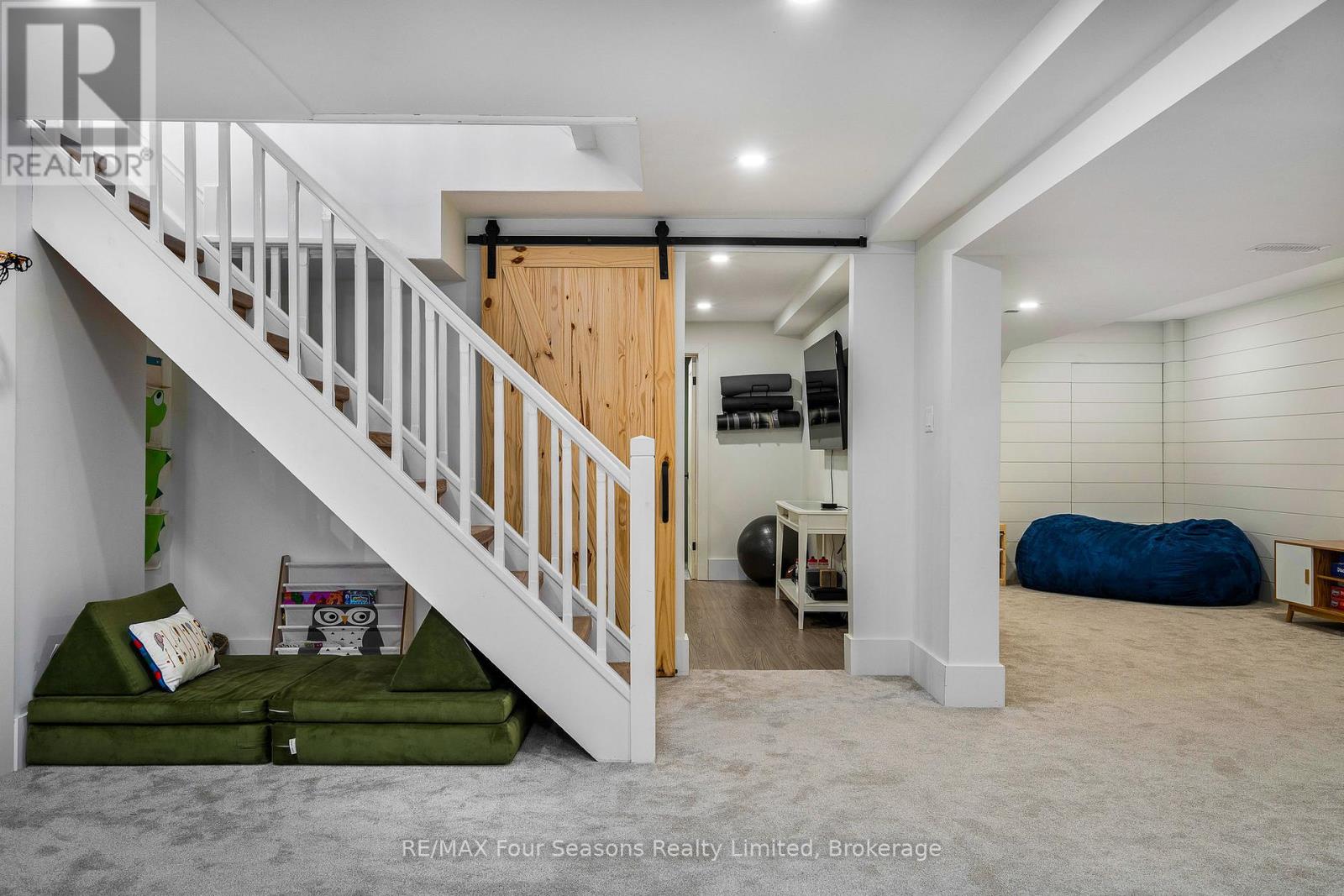Photo 3 of 141 Aspen Way, Blue Mountains ON