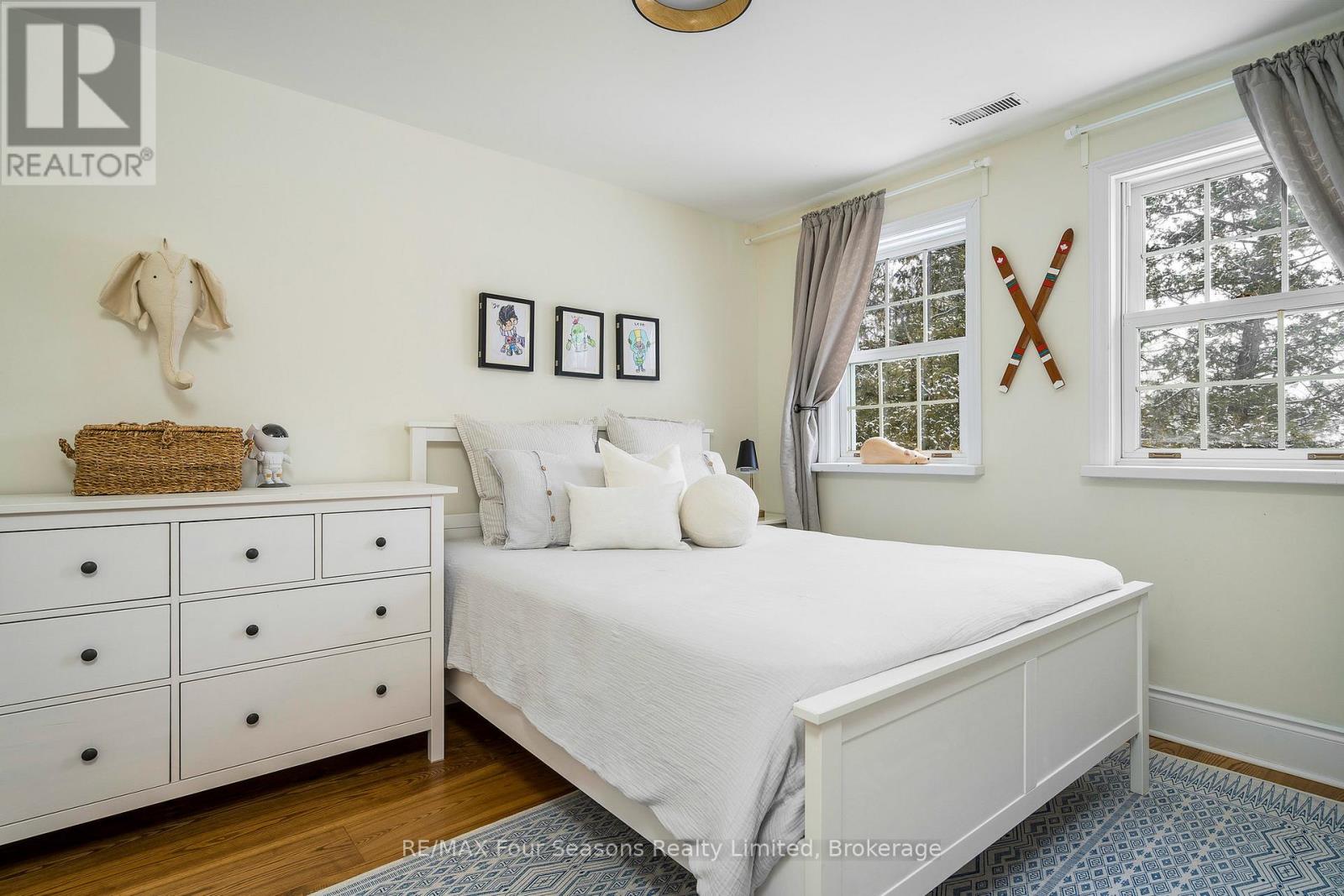 Photo 4 of 141 Aspen Way, Blue Mountains ON