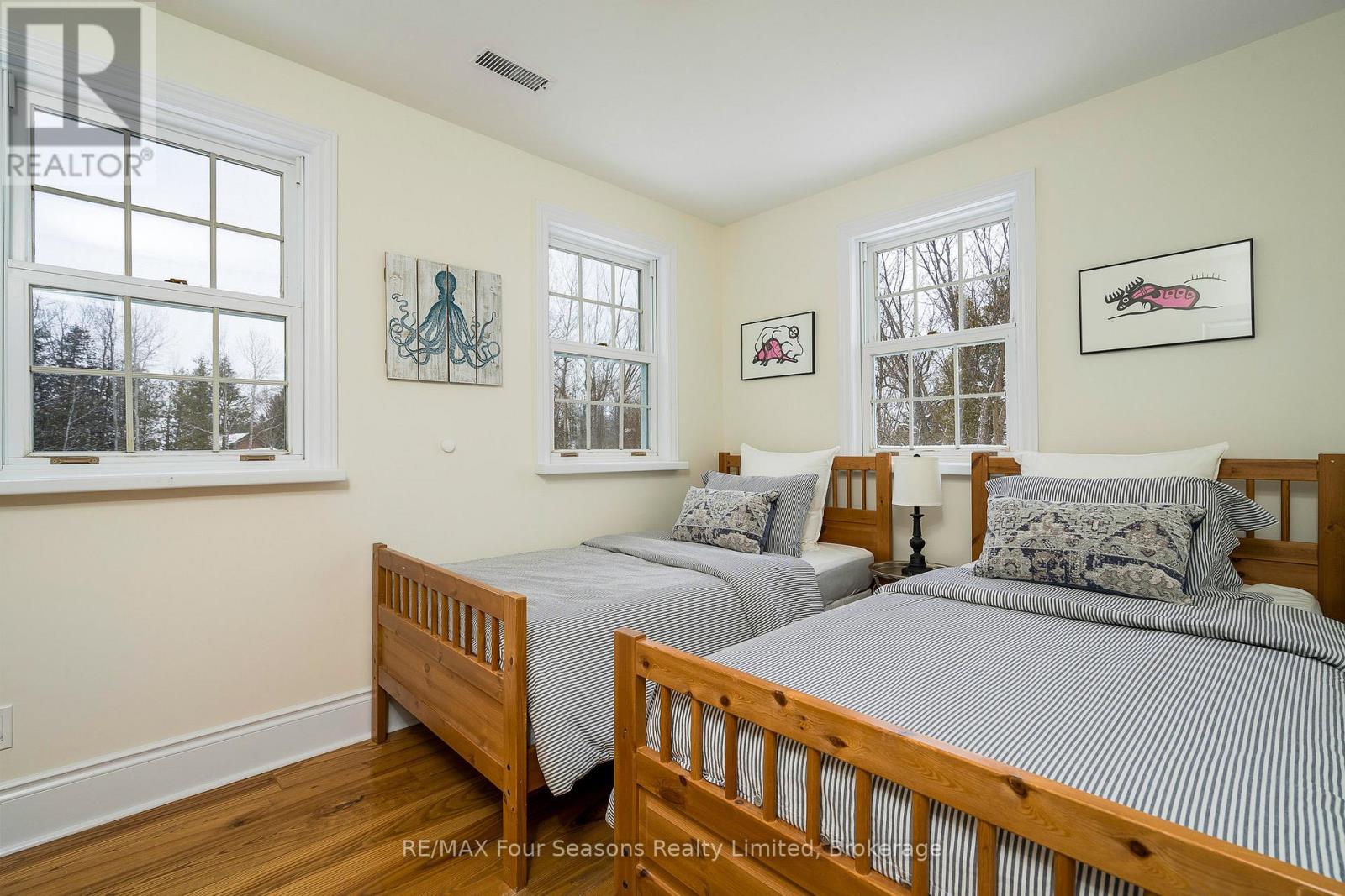 Photo 7 of 141 Aspen Way, Blue Mountains ON
