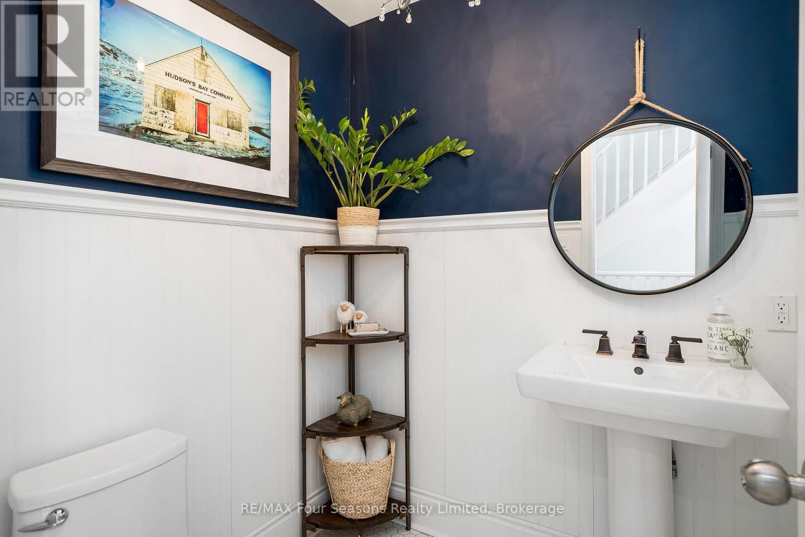 Photo 19 of 141 Aspen Way, Blue Mountains ON