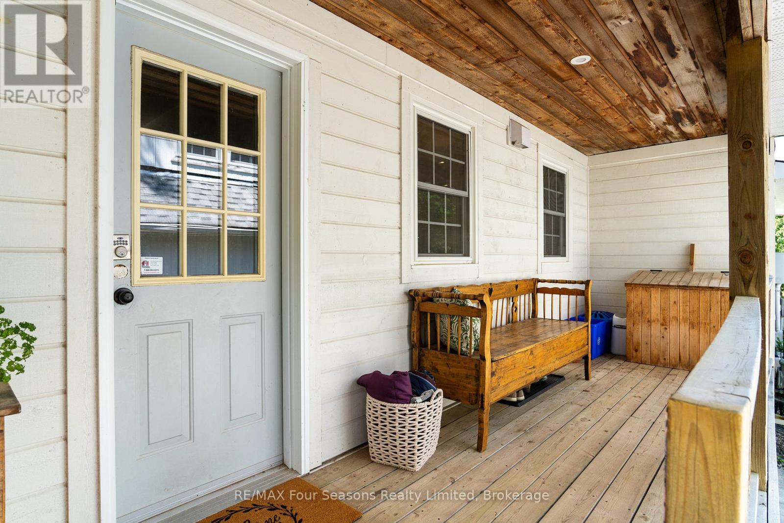 Photo 13 of 141 Aspen Way, Blue Mountains ON