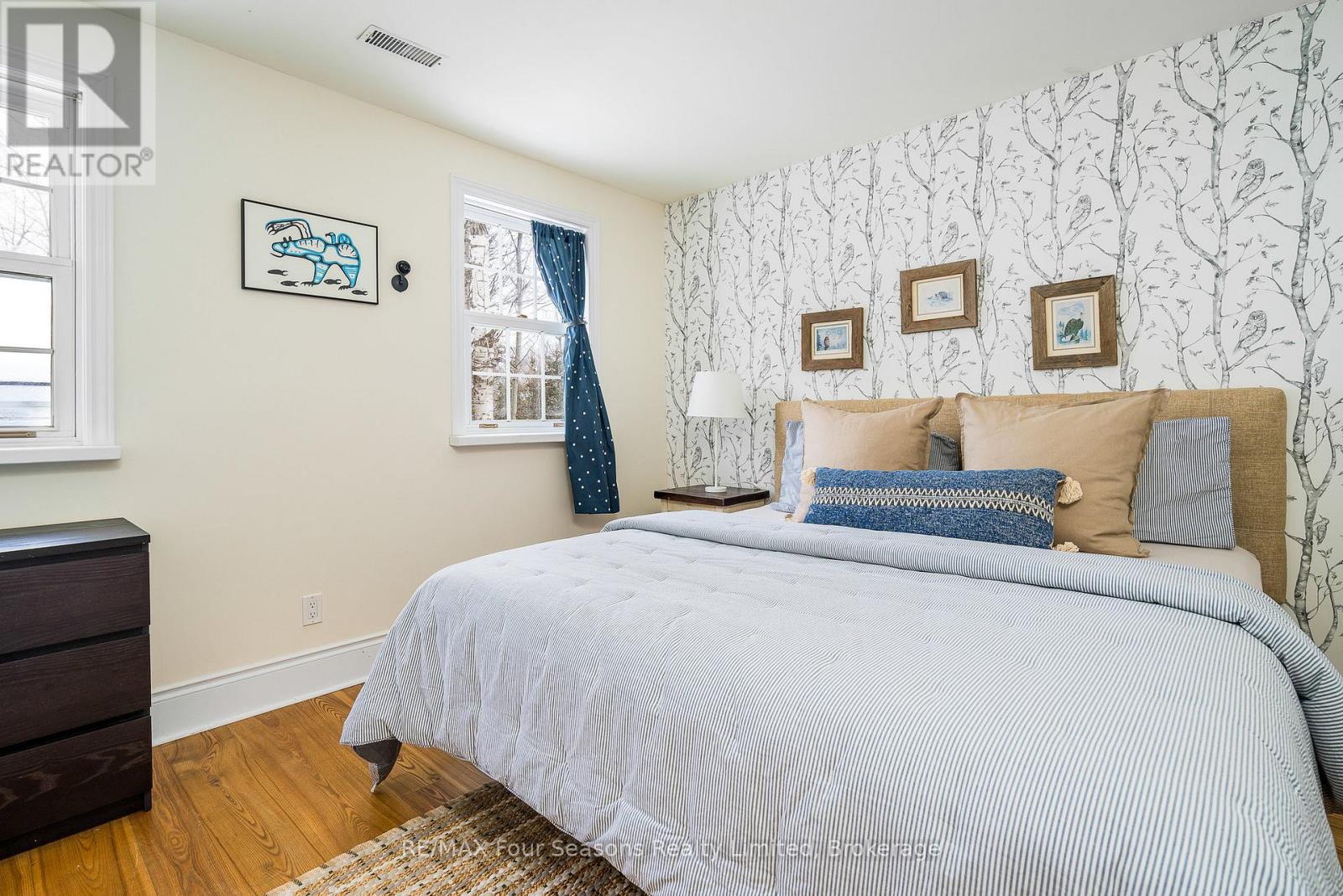Photo 18 of 141 Aspen Way, Blue Mountains ON