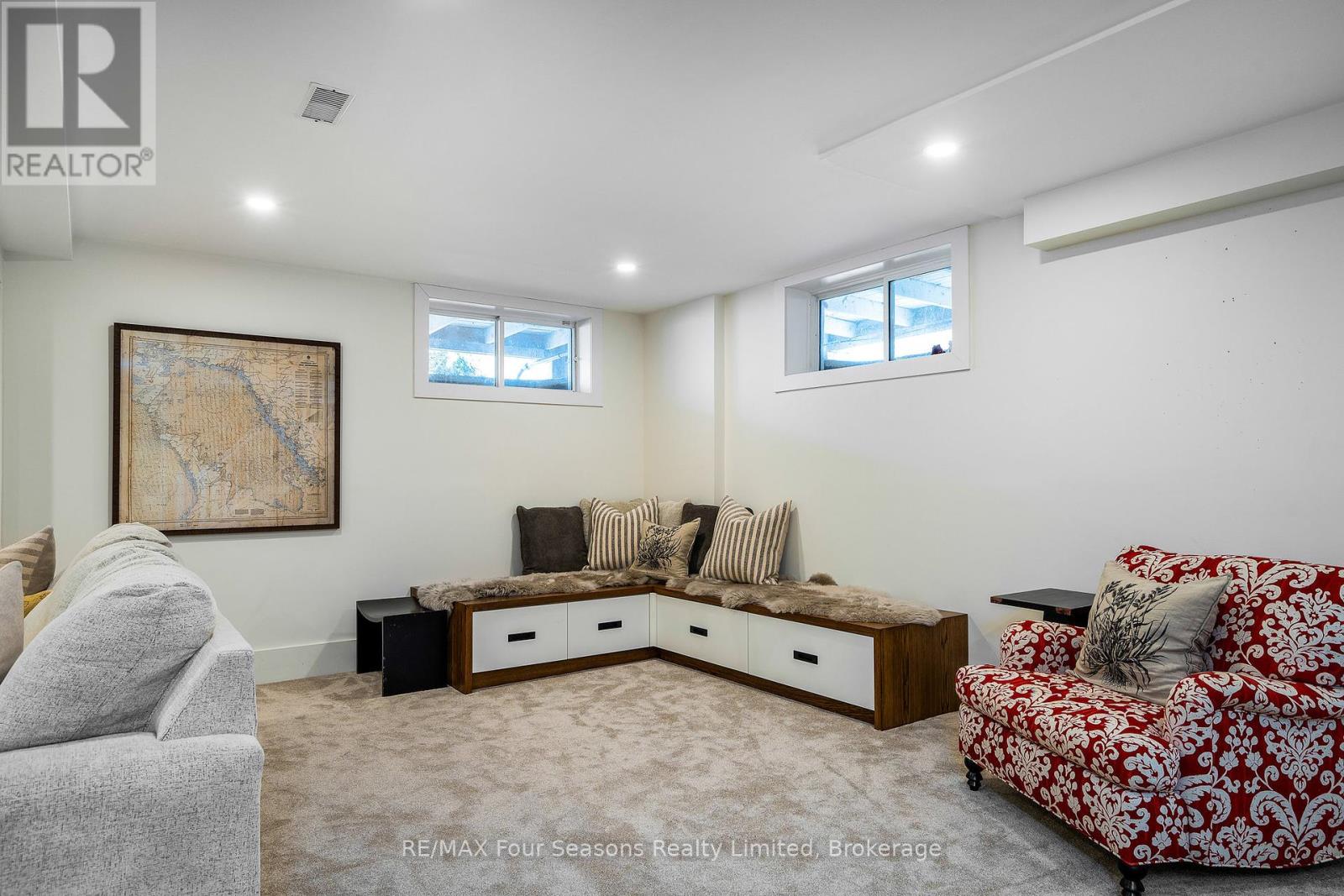 Photo 21 of 141 Aspen Way, Blue Mountains ON