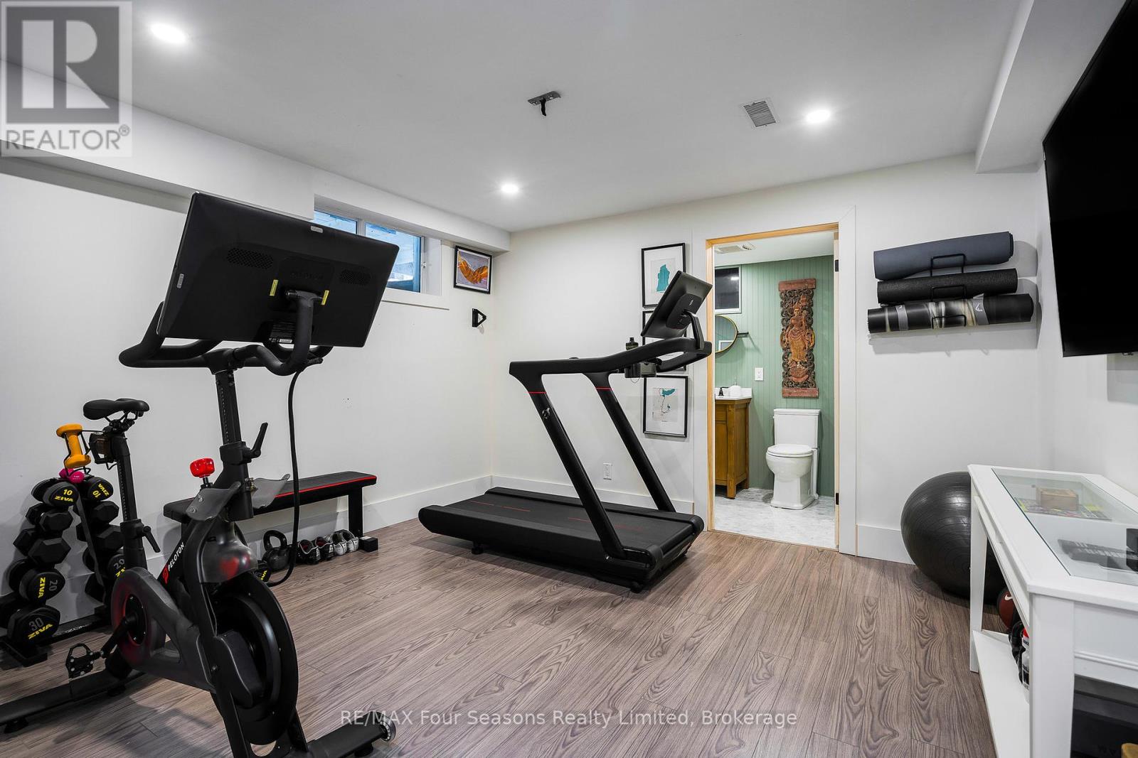 Photo 25 of 141 Aspen Way, Blue Mountains ON