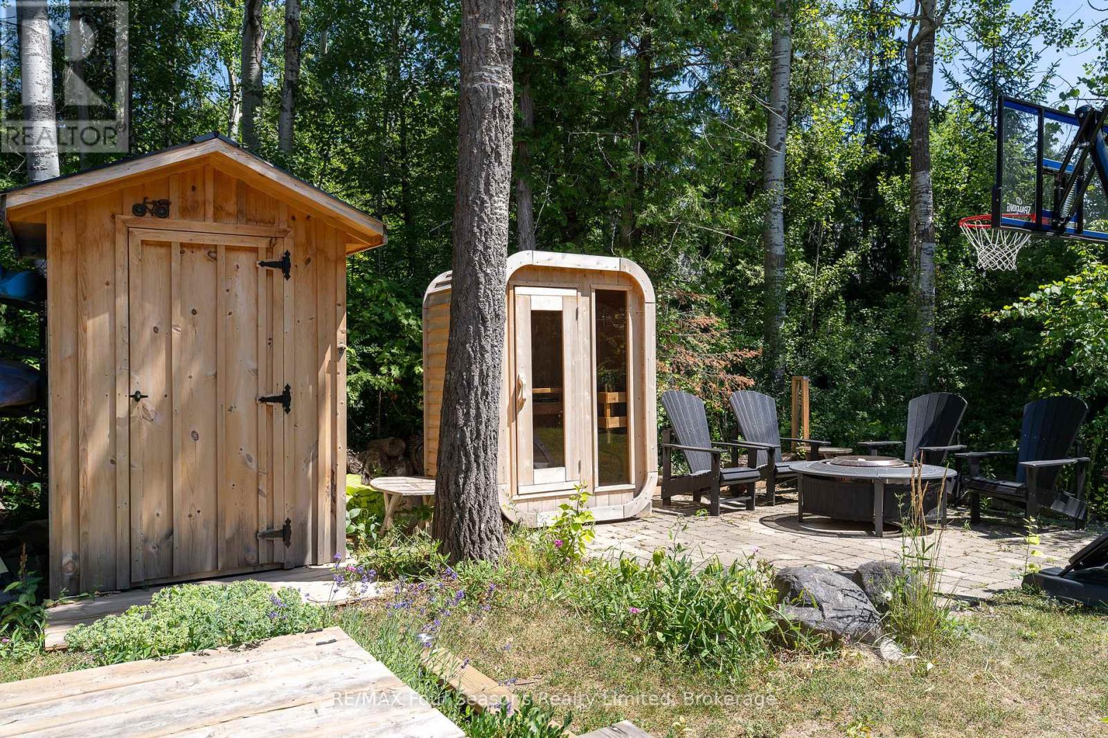 Photo 41 of 141 Aspen Way, Blue Mountains ON