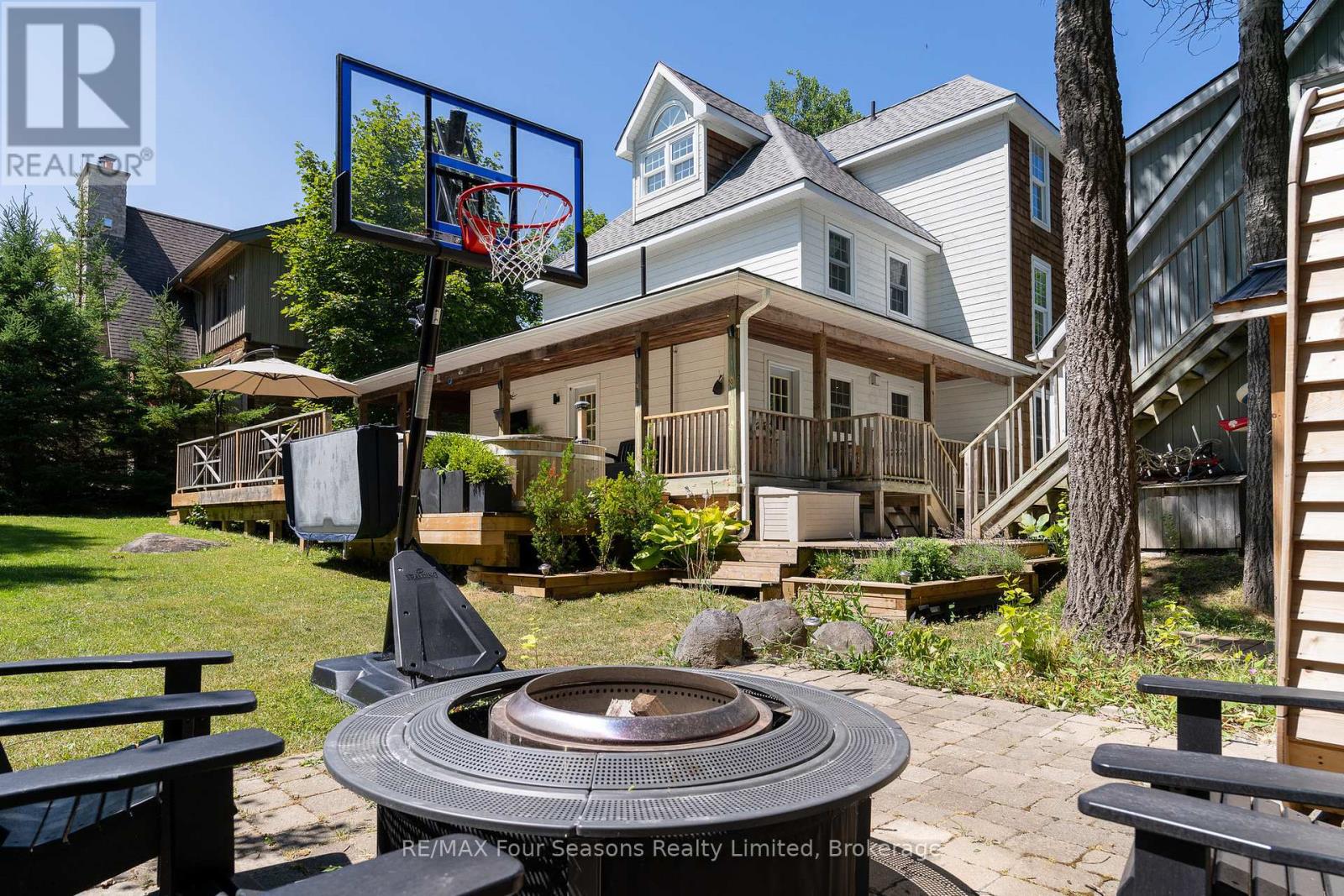 Photo 33 of 141 Aspen Way, Blue Mountains ON
