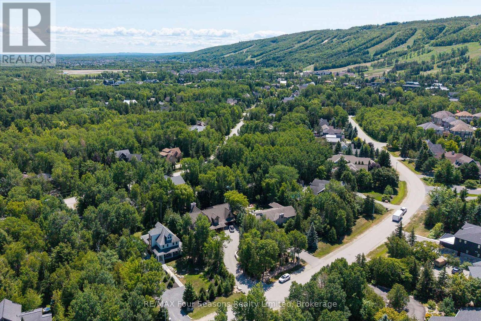 Photo 31 of 141 Aspen Way, Blue Mountains ON