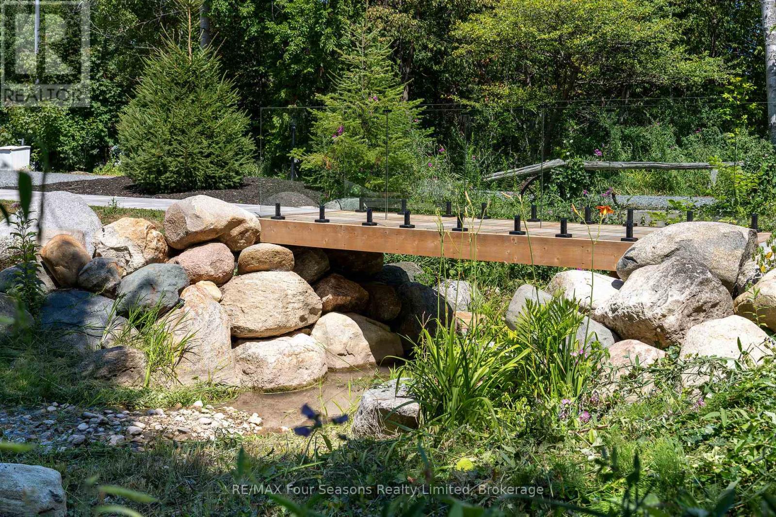 Photo 38 of 141 Aspen Way, Blue Mountains ON