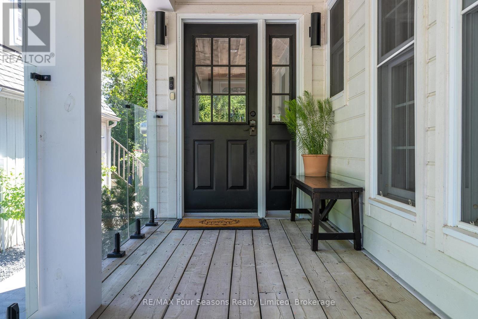 Photo 9 of 141 Aspen Way, Blue Mountains ON