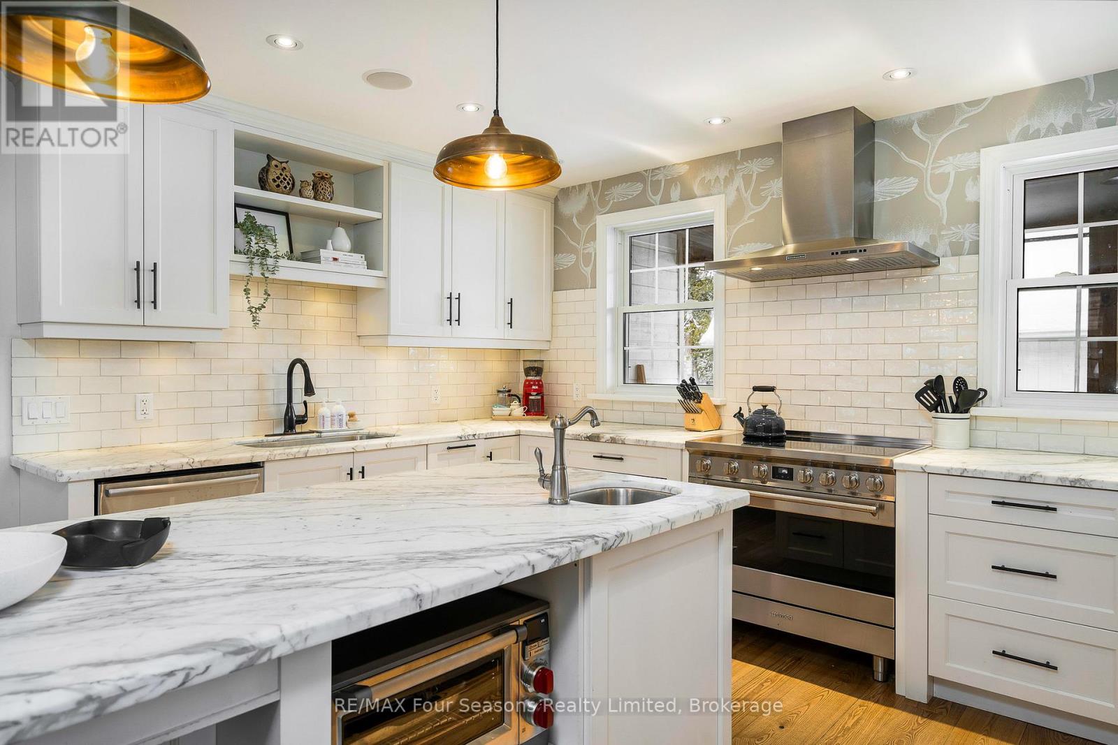 Photo 1 of 141 Aspen Way, Blue Mountains ON