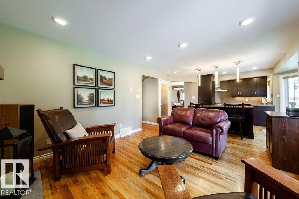 Photo 2 of 15420 64 St Nw, Edmonton AB