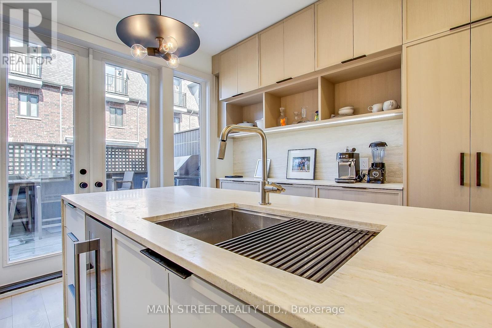 Photo 10 of 27 12 Powseland Crescent, Vaughan ON
