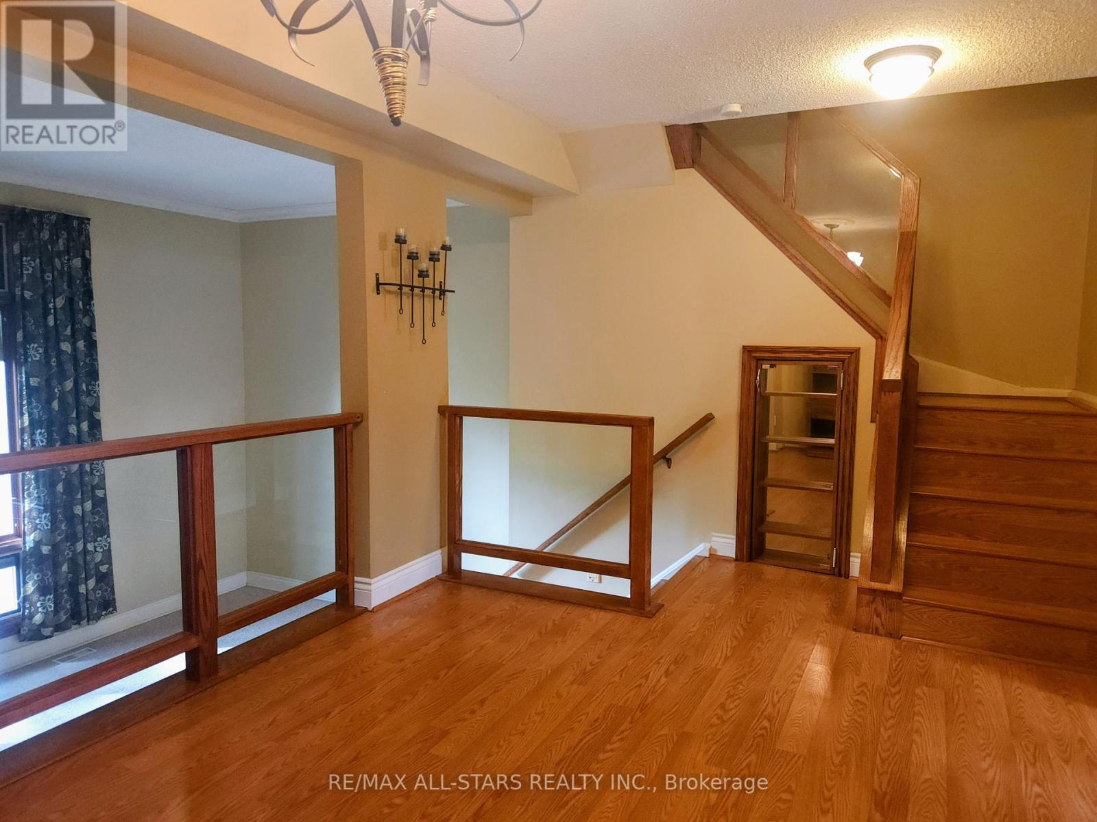 Photo 12 of 6 Hepworth Way, Markham ON