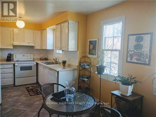 Photo 9 of 6 Hepworth Way, Markham ON