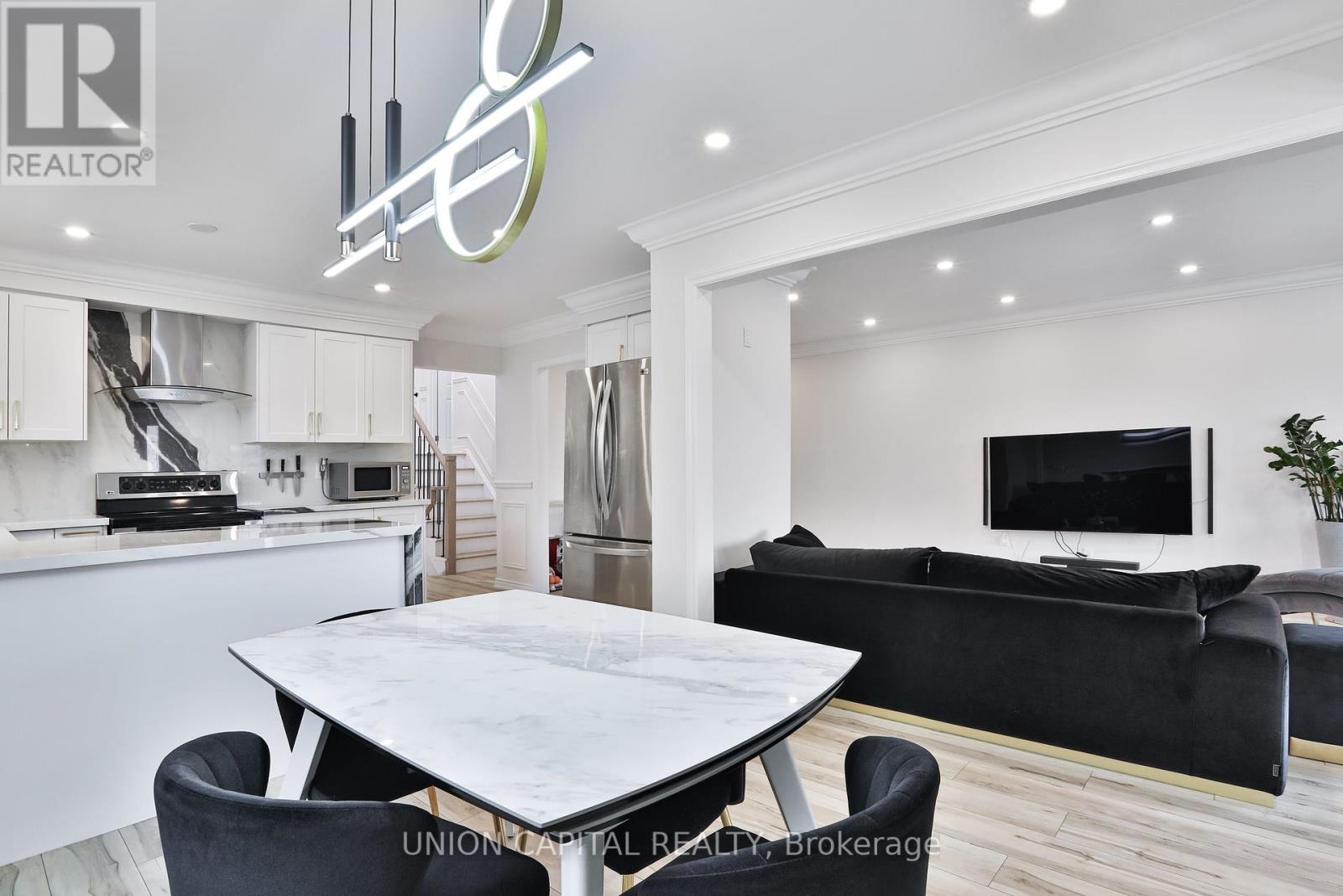Photo 11 of 21 Avon Crescent, Vaughan ON