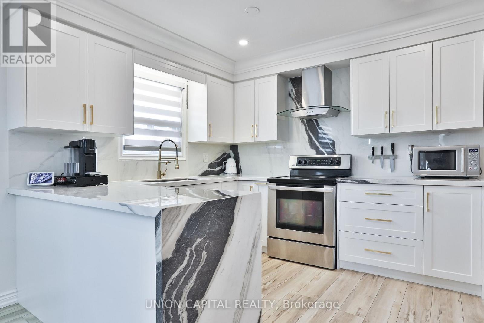 Photo 12 of 21 Avon Crescent, Vaughan ON
