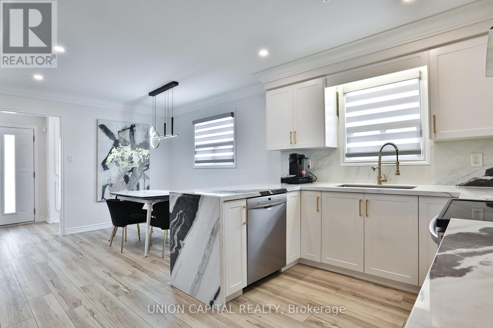 Photo 15 of 21 Avon Crescent, Vaughan ON
