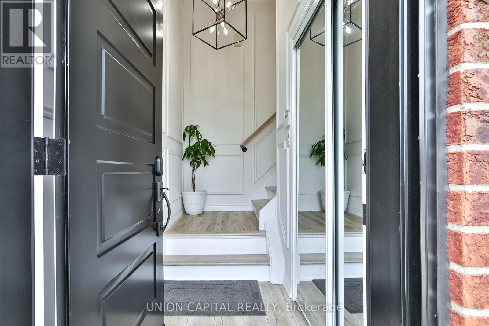 Photo 2 of 21 Avon Crescent, Vaughan ON