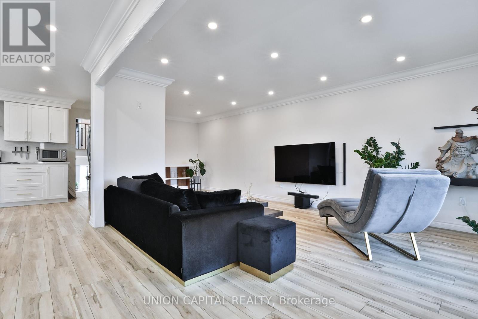Photo 4 of 21 Avon Crescent, Vaughan ON