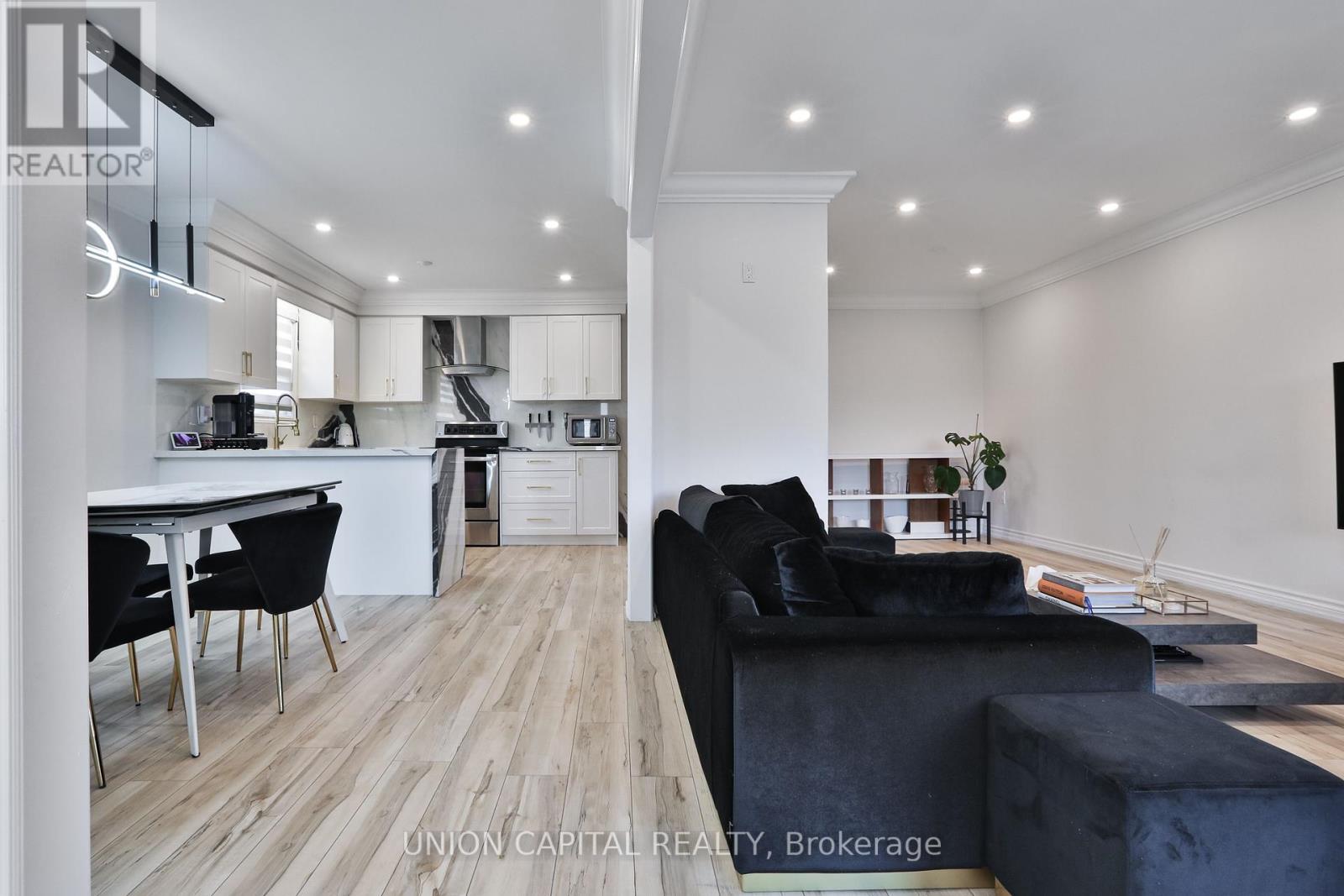 Photo 9 of 21 Avon Crescent, Vaughan ON