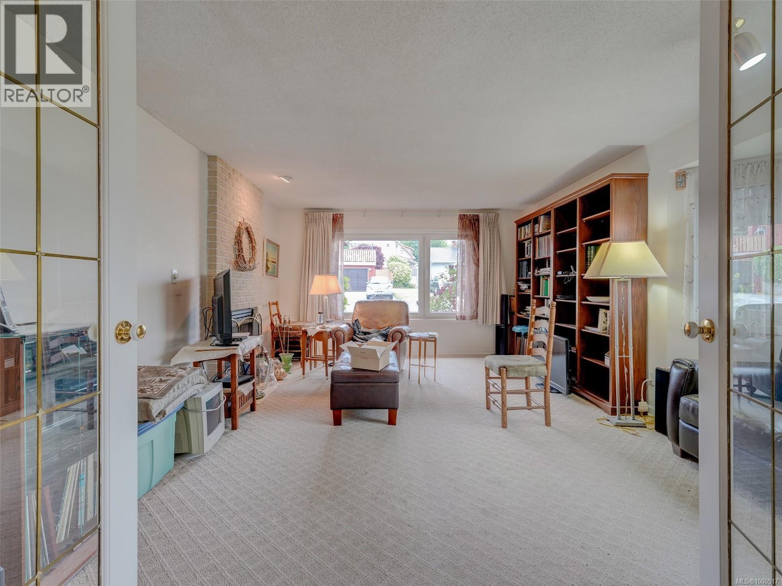 Photo 3 of 4039 Angeleah Pl, Saanich BC