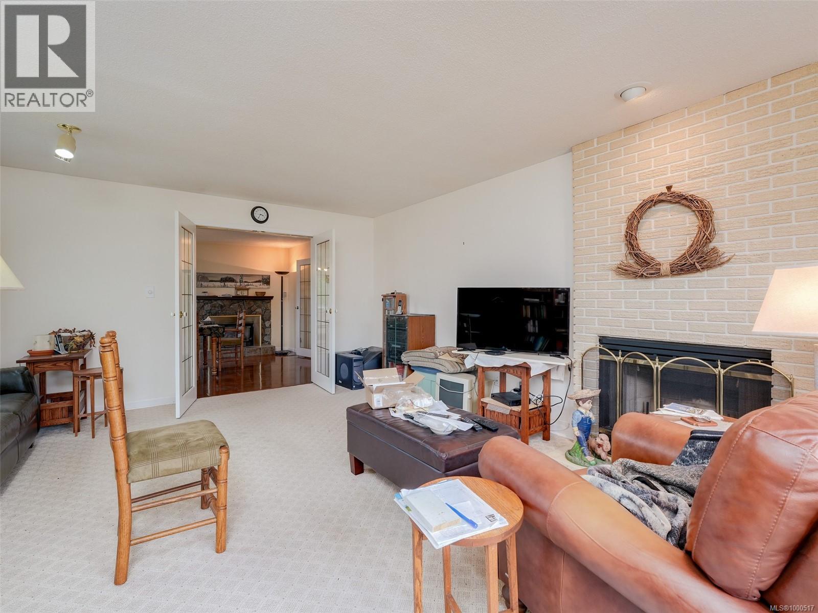 Photo 4 of 4039 Angeleah Pl, Saanich BC