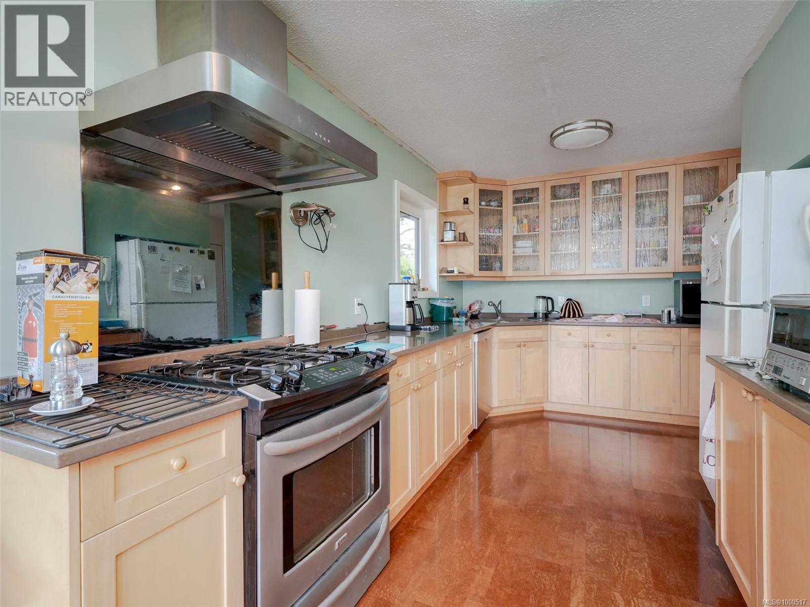 Photo 7 of 4039 Angeleah Pl, Saanich BC