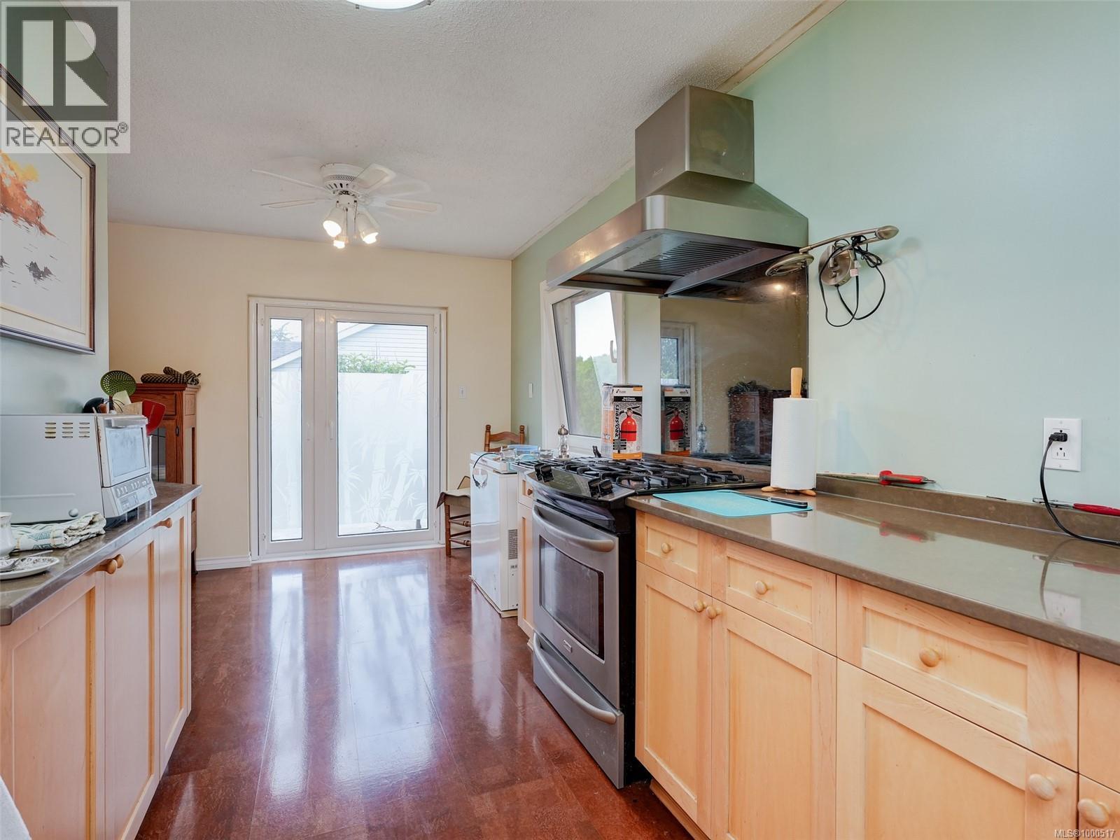 Photo 8 of 4039 Angeleah Pl, Saanich BC