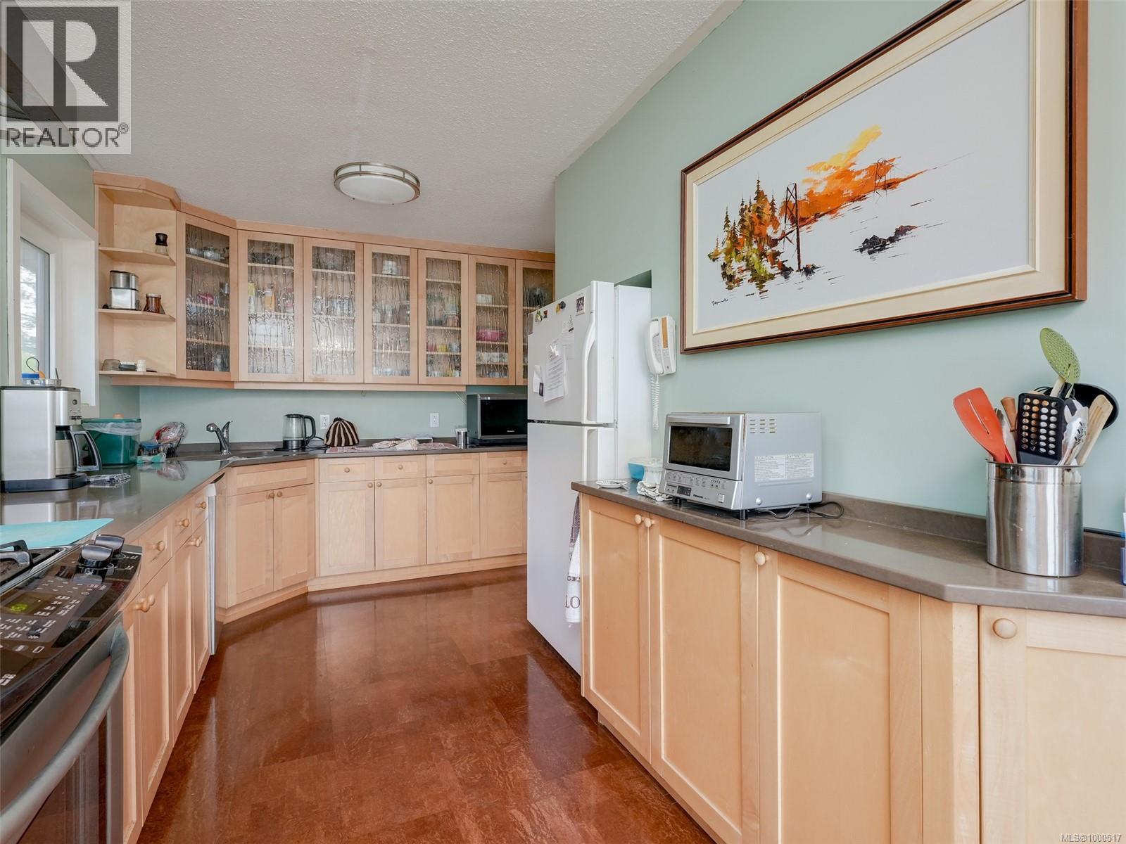 Photo 9 of 4039 Angeleah Pl, Saanich BC