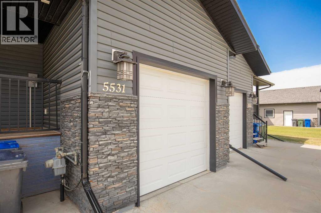 Photo 2 of 5531 52 Avenueclose, Innisfail AB