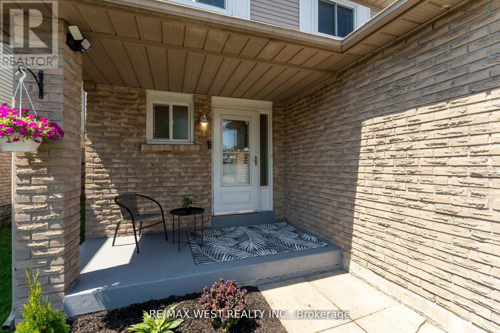 Photo 3 of 172 Lichen Crescent, Oshawa ON
