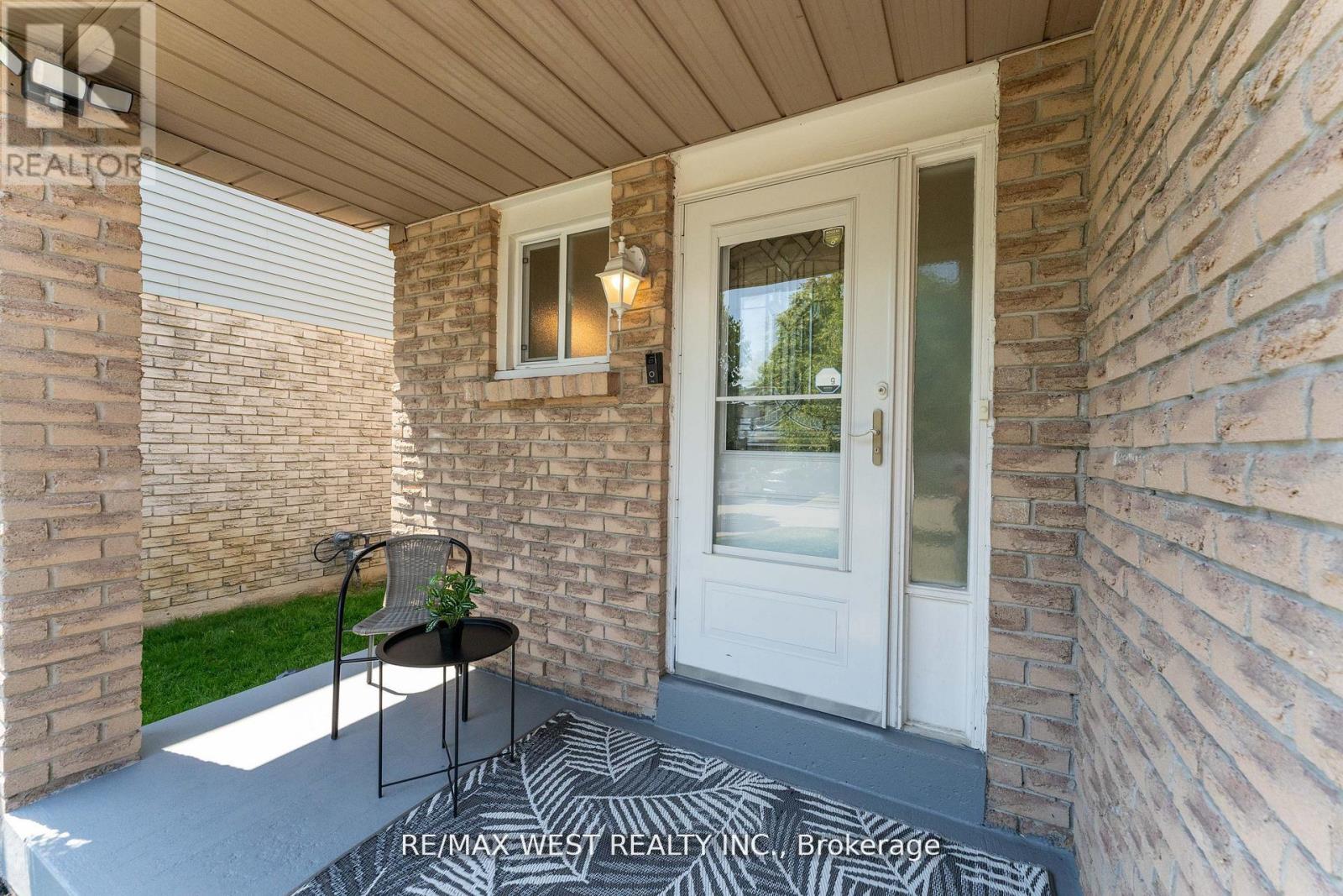 Photo 4 of 172 Lichen Crescent, Oshawa ON