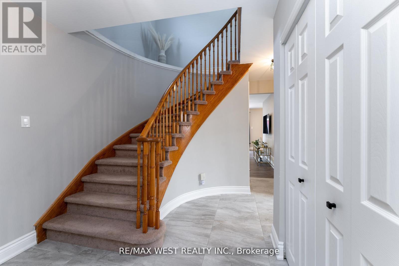 Photo 5 of 172 Lichen Crescent, Oshawa ON