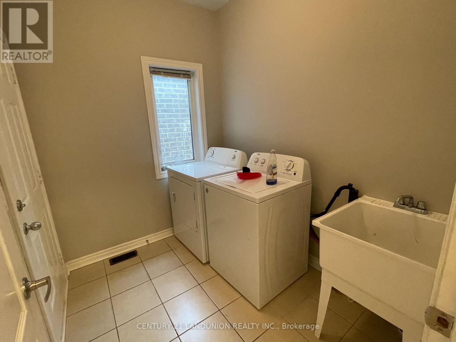 Photo 10 of 516 Baldwin Crescent, Woodstock ON