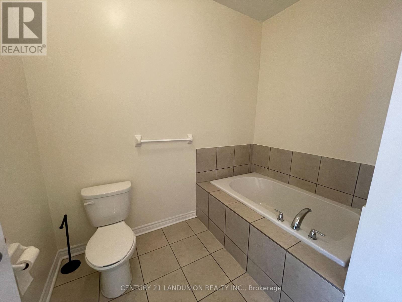 Photo 2 of 516 Baldwin Crescent, Woodstock ON
